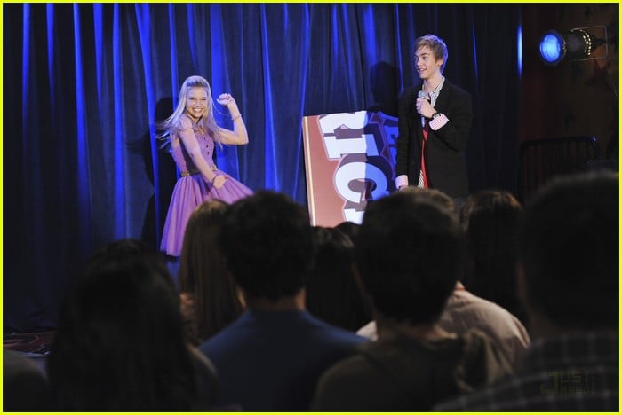 olivia holt tug o war 04
