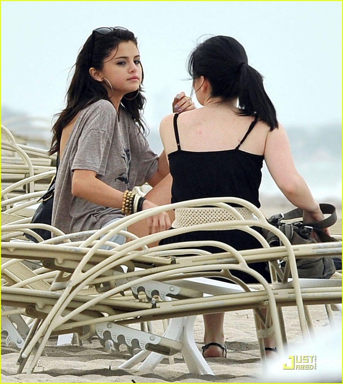 Full Sized Photo of selena gomez miami beach 01 | Selena Gomez: Palm ...