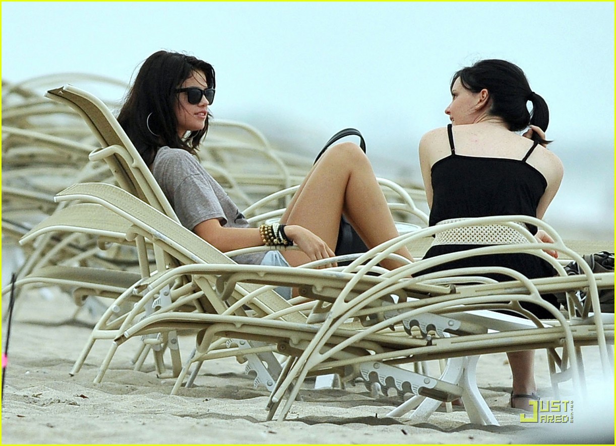 Full Sized Photo of selena gomez miami beach 03 | Selena Gomez: Palm
