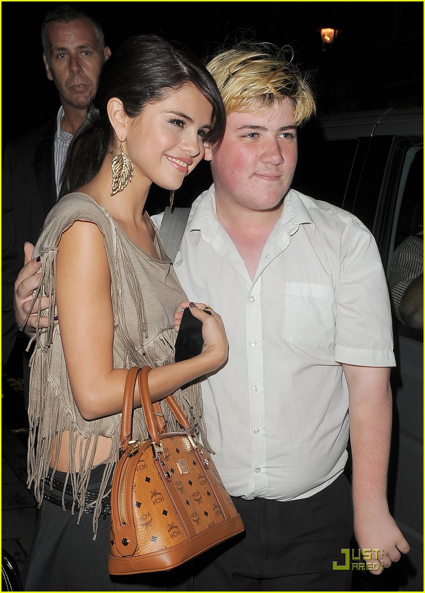 Full Sized Photo of selena gomez nobu night 03 | Selena Gomez: Night