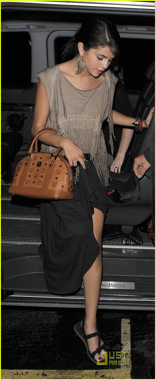 Full Sized Photo of selena gomez nobu night 06 | Selena Gomez: Night