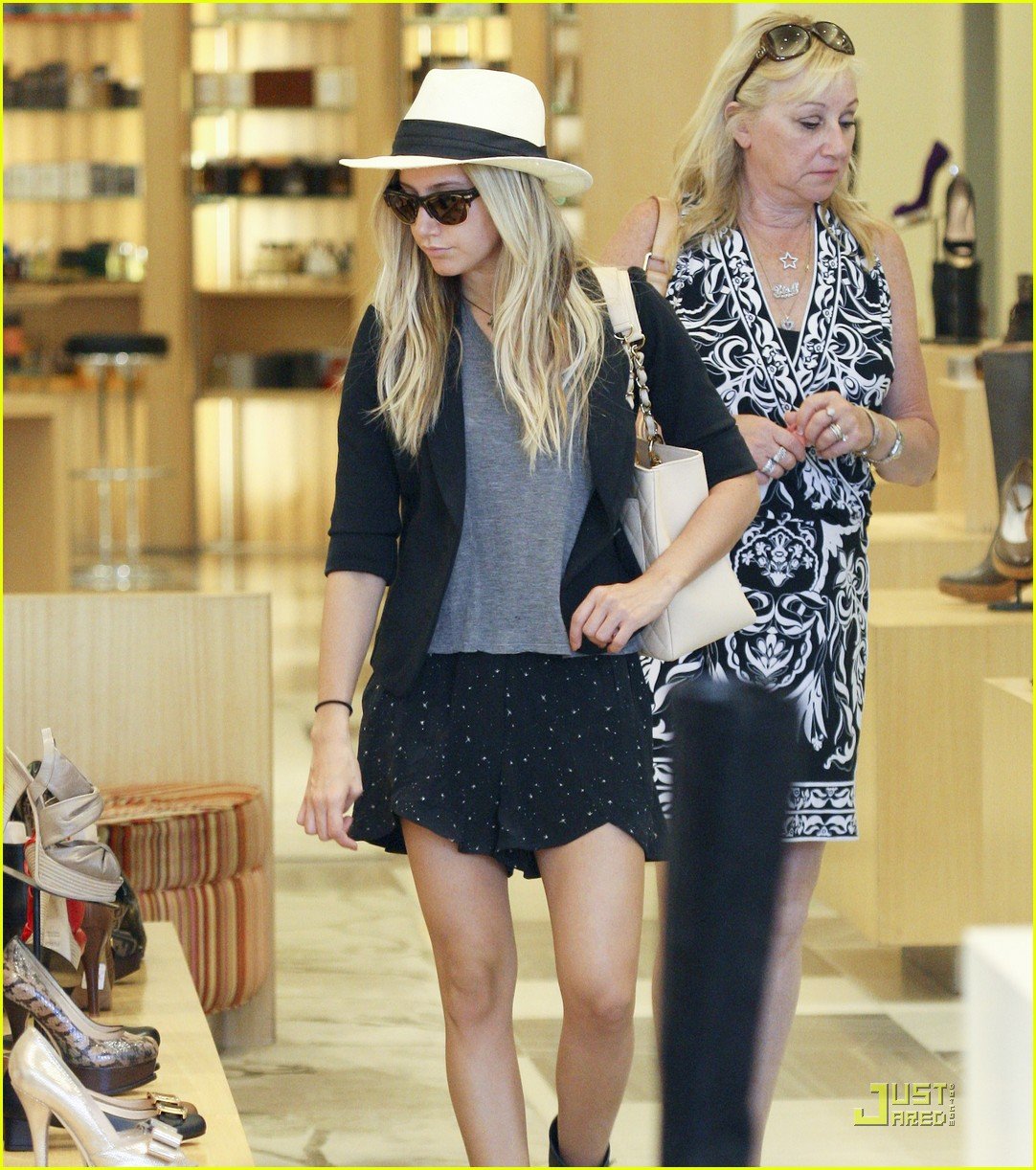 Ashley Tisdale: Shoe Shopping with Mom! | Photo 428417 - Photo Gallery