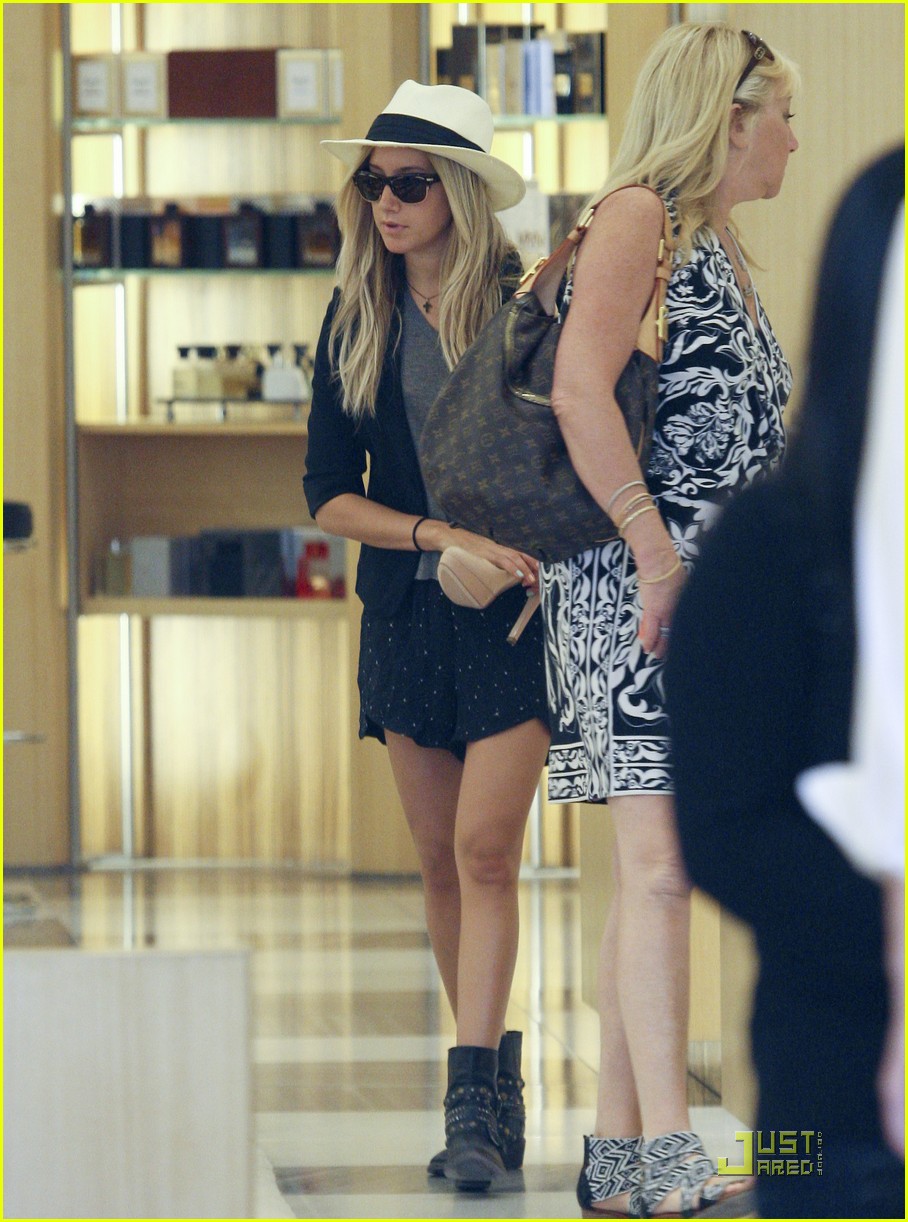 Ashley Tisdale: Shoe Shopping with Mom! | Photo 428425 - Photo Gallery