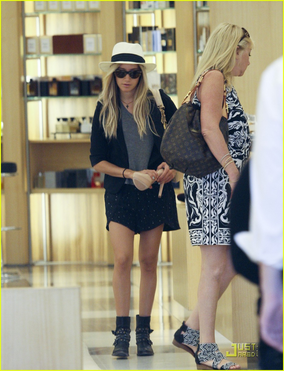 Ashley Tisdale: Shoe Shopping with Mom! | Photo 428426 - Photo Gallery