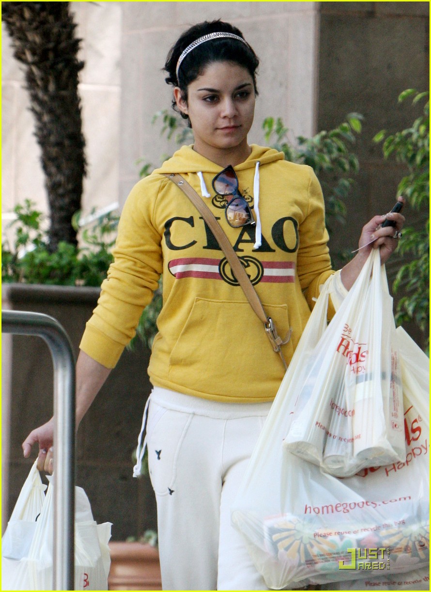 Full Sized Photo of vanessa hudgens party city 01 | Vanessa Hudgens