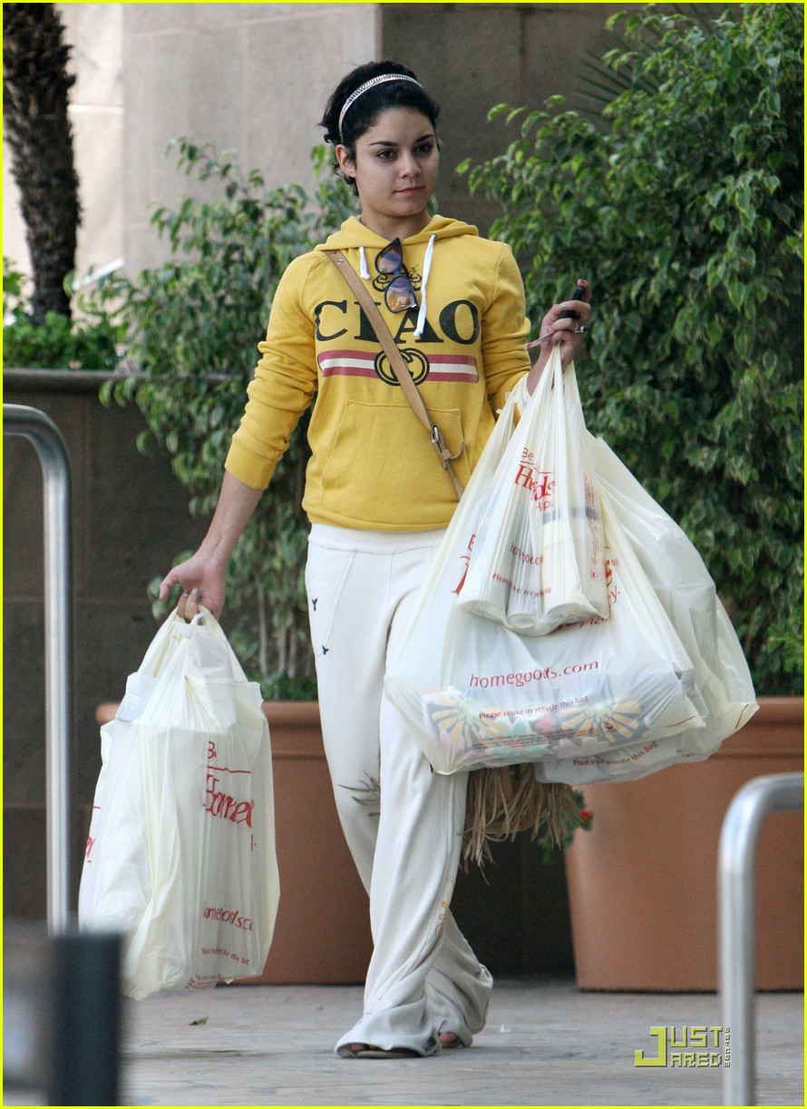 Full Sized Photo of vanessa hudgens party city 06 | Vanessa Hudgens