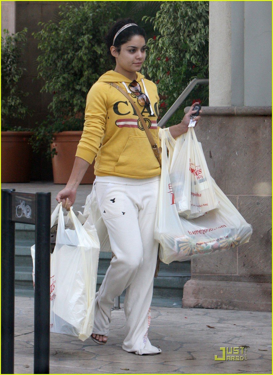 Full Sized Photo Of Vanessa Hudgens Party City 25 Vanessa Hudgens 