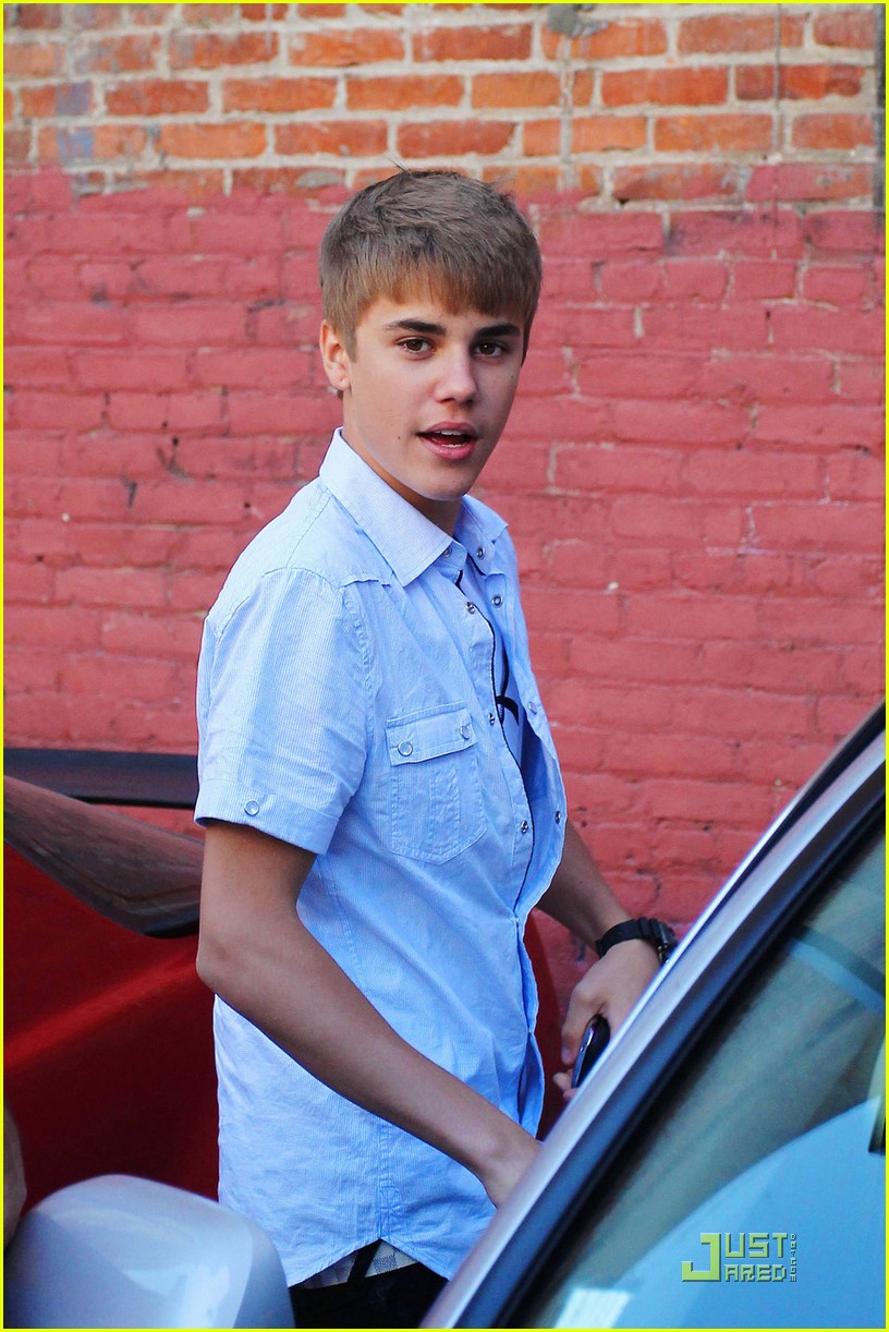 Justin Bieber: Pink Sneaker Stylin' | Photo 431150 - Photo Gallery ...