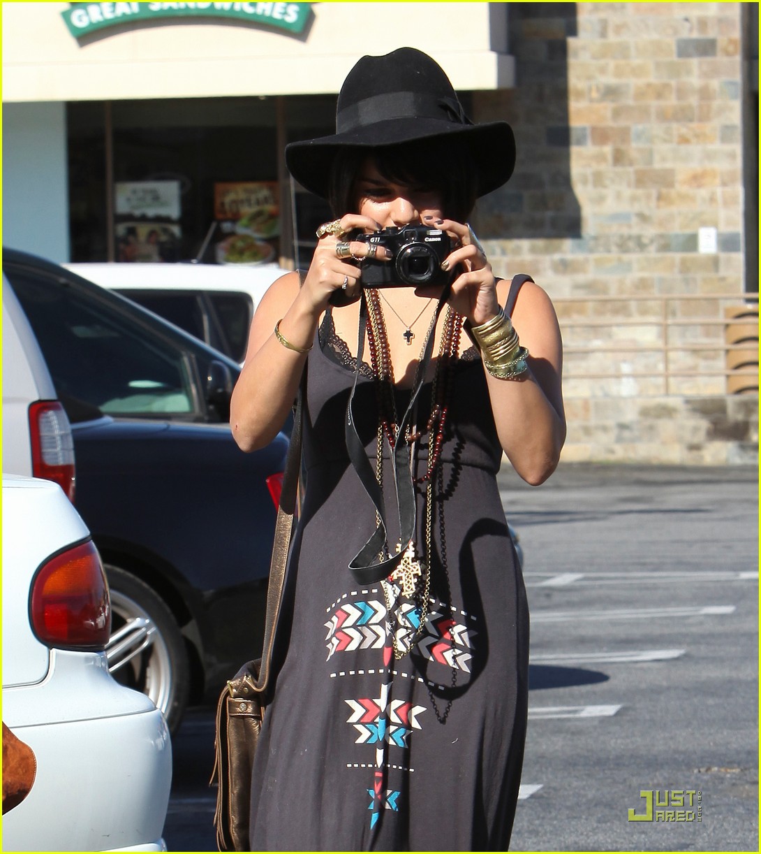 Vanessa Hudgens & Stella: Camera Cuties! | Photo 429423 - Photo Gallery