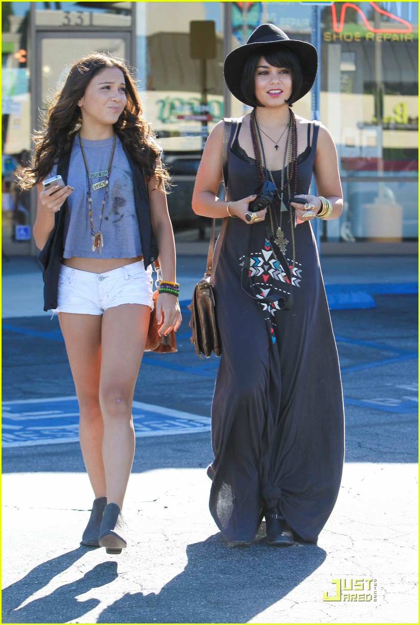 Vanessa Hudgens & Stella: Camera Cuties! | Photo 429446 - Photo Gallery