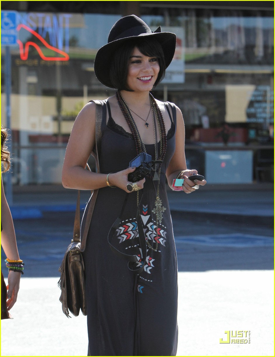 Vanessa Hudgens & Stella: Camera Cuties! | Photo 429447 - Photo Gallery