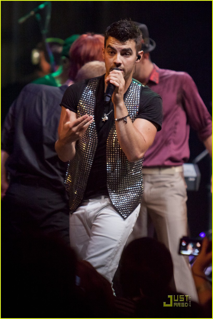 Joe Jonas: Lifebeat Concert with Nick! | Photo 433651 - Photo Gallery ...