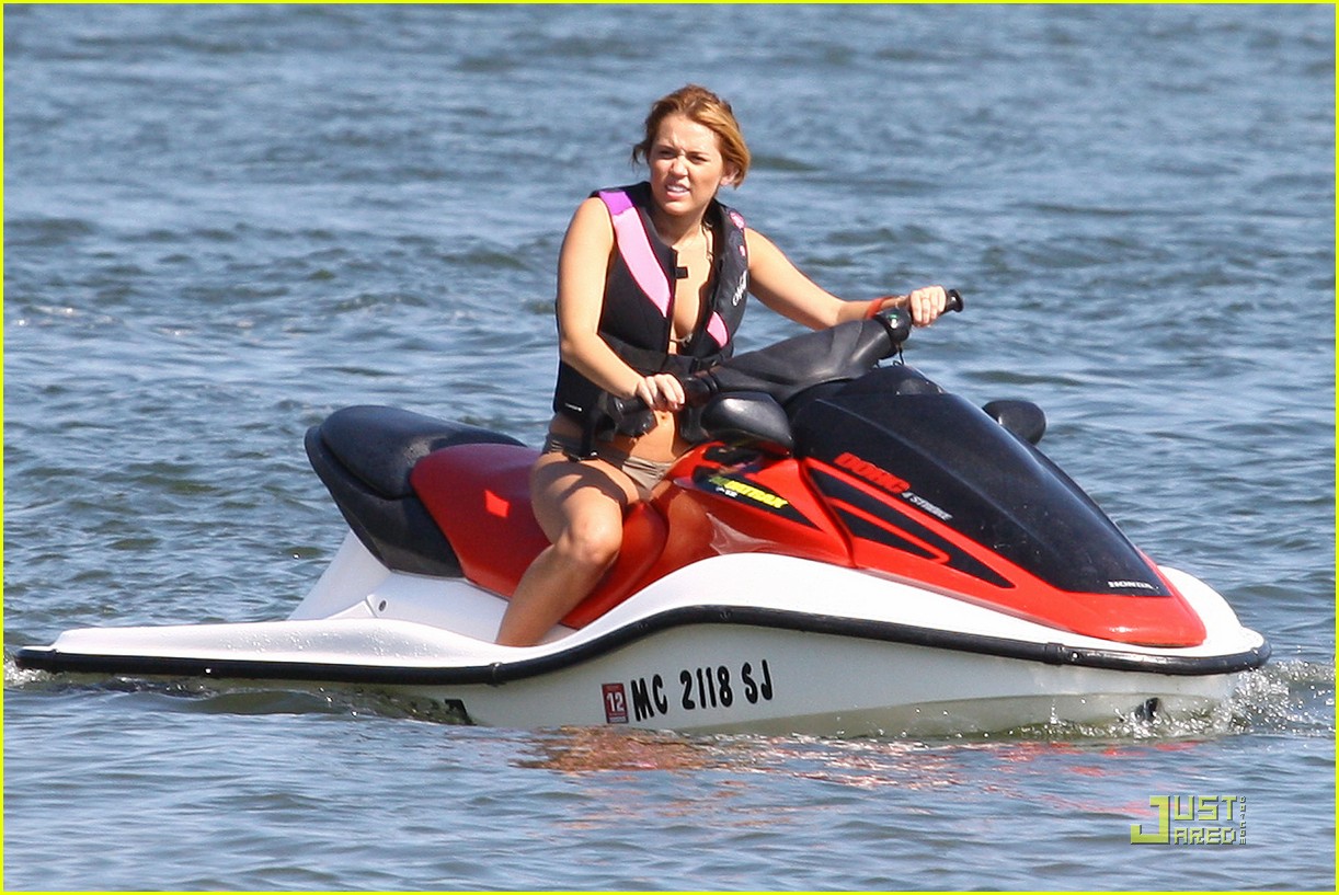 Miley Cyrus & Liam Hemsworth Love Orchard Lake | Photo 429036 - Photo ...