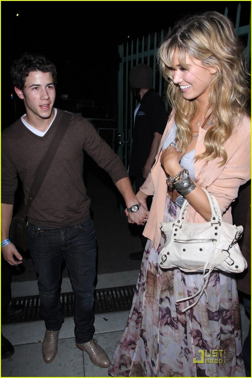 Nick Jonas Delta Goodrem Concert Going Couple Photo Delta Goodrem Jonas Brothers Nick Jonas Pictures Just Jared Jr