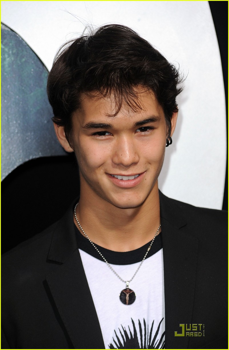 Booboo Stewart: 'Final Destination 5' Screening With Sisters! | Photo ...