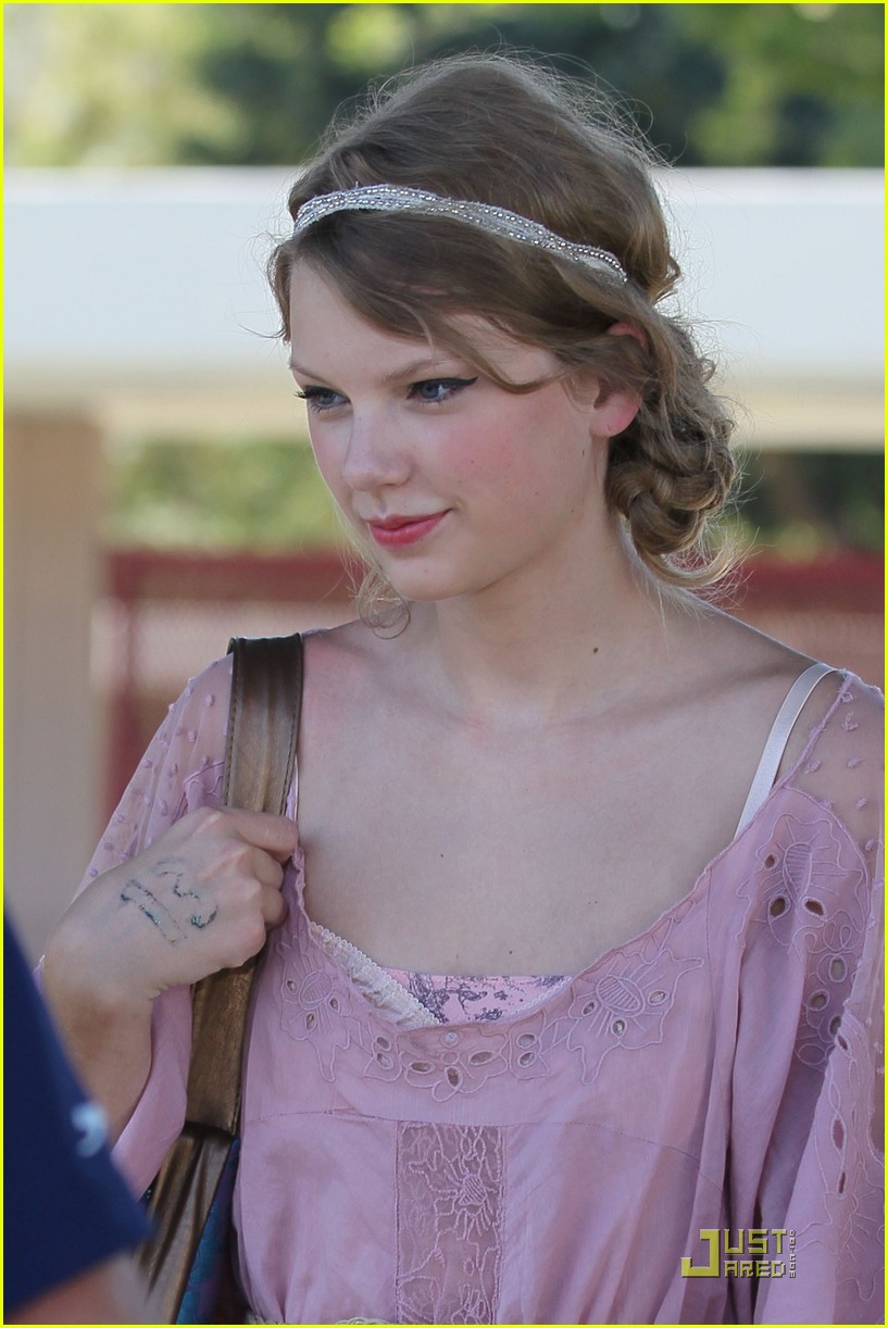 taylor swift flea market 04
