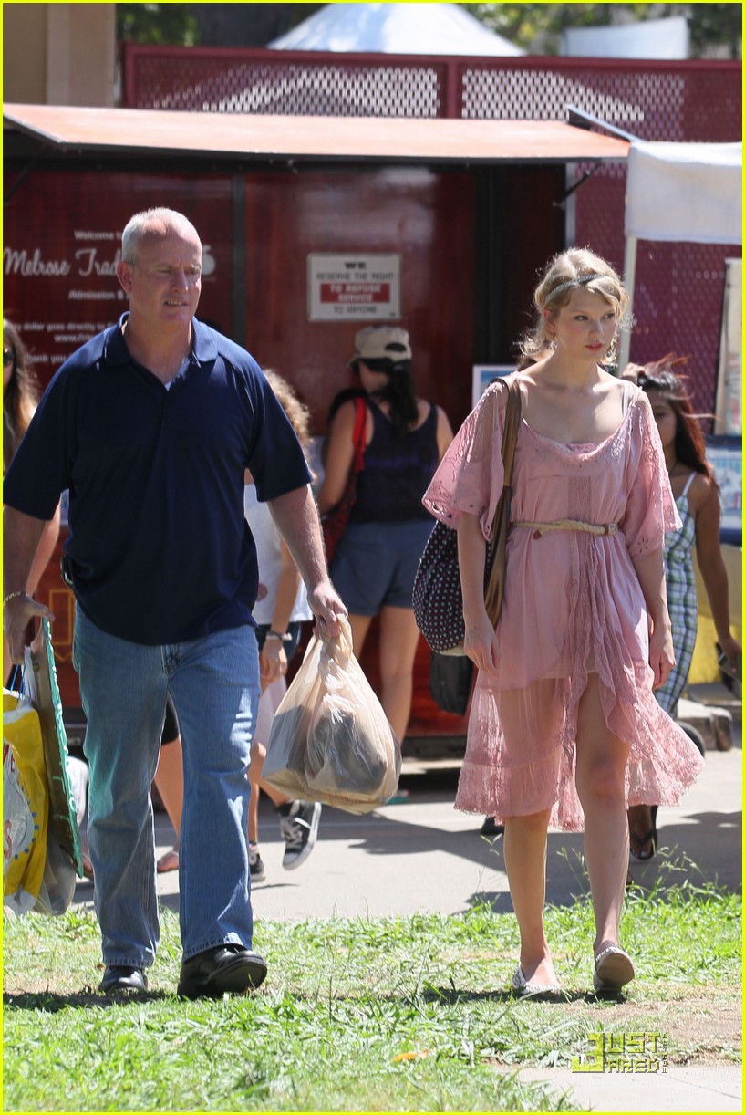 taylor swift flea market 07