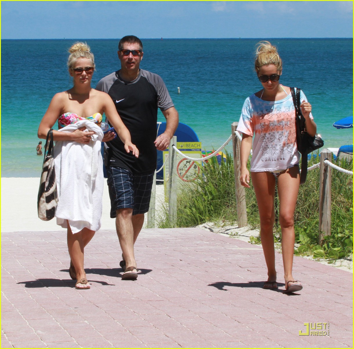 Ashley Tisdale Julianne Hough Beach Babes Photo Photo Gallery Just Jared Jr