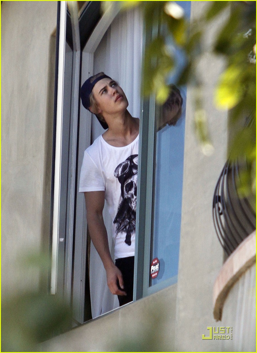 Full Sized Photo of austin butler vanessa house 14 Austin Butler