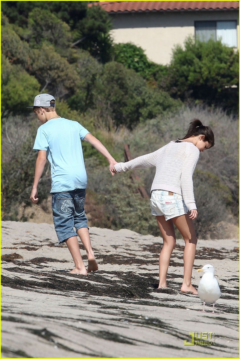 Full Sized Photo of selena gomez justin bieber beach 12 | Selena Gomez ...