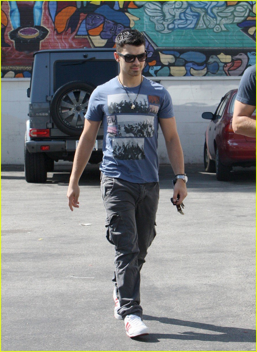 Full Sized Photo of joe jonas starbucks stop 01 | Joe Jonas: Starbucks ...