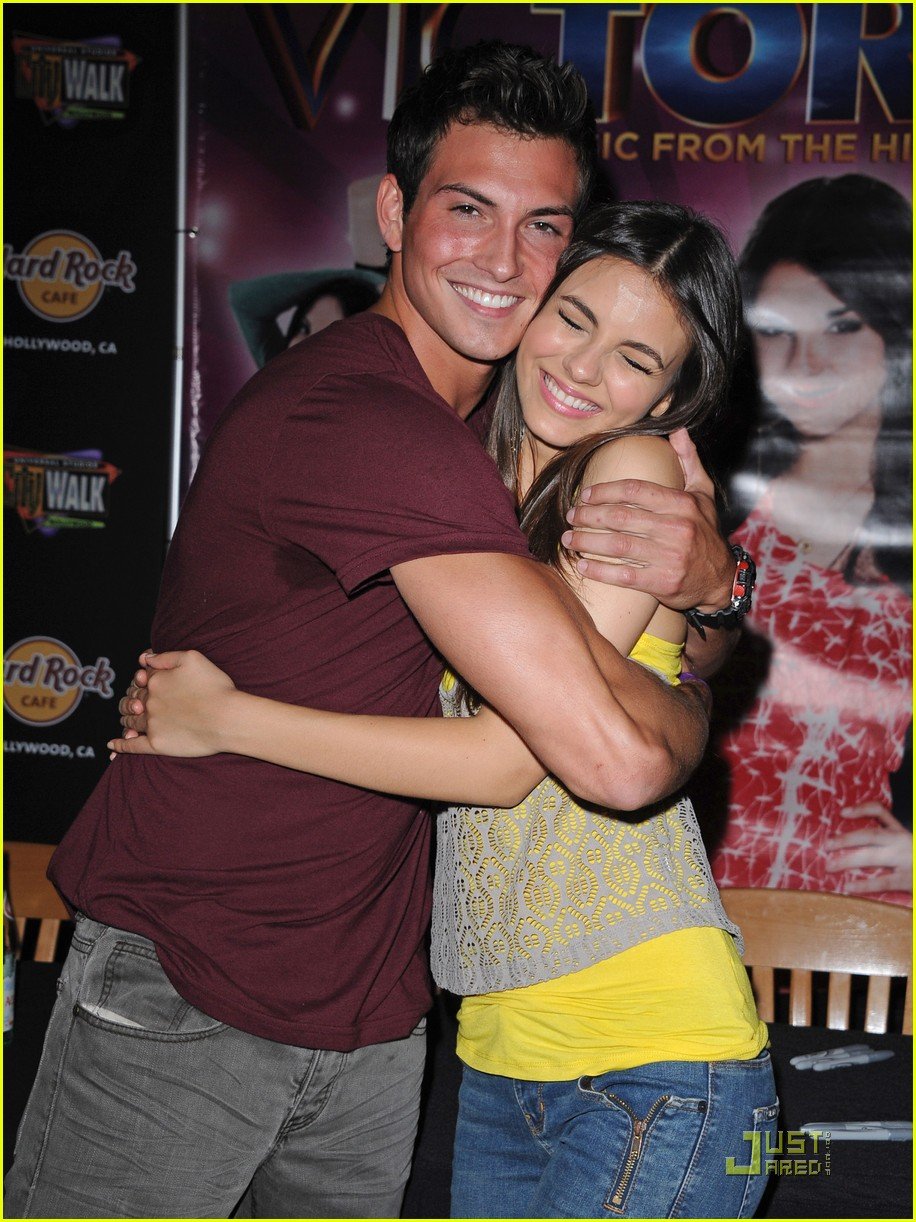 Victoria Justice: Hard Rock Cafe CD Signing! | Photo 436983 - Photo