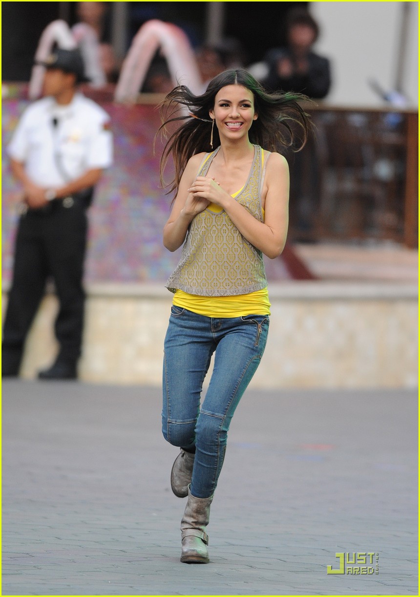 Victoria Justice: Hard Rock Cafe CD Signing! | Photo 436987 - Photo