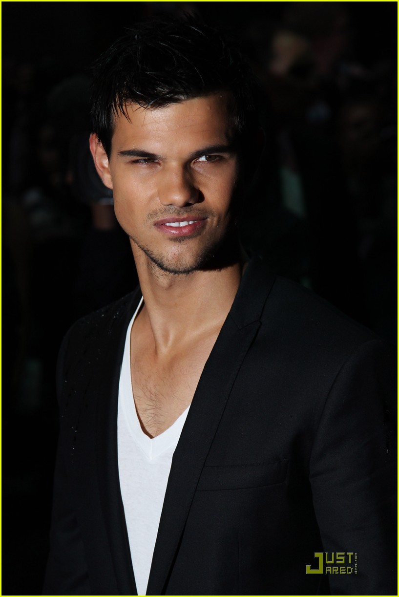 Taylor Lautner & Lily Collins: 'Abduction' Premiere in London! | Photo ...