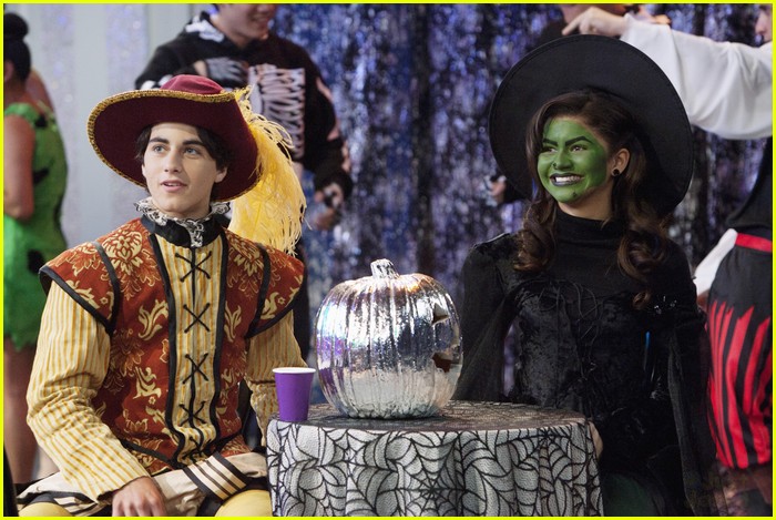 Zendaya & Bella Thorne 'Shake Up' Halloween | Photo 439521 - Photo ...