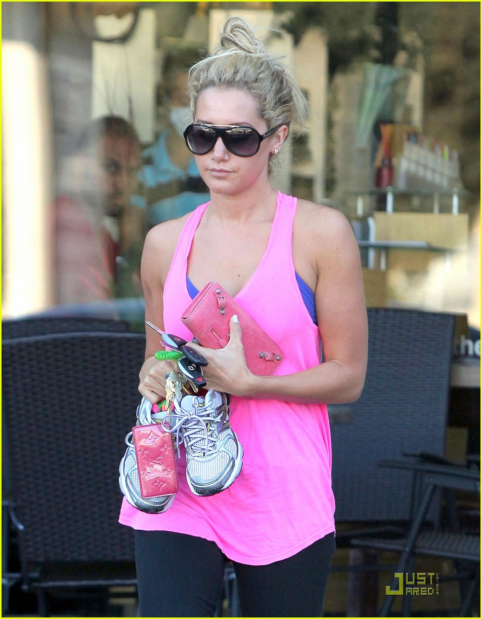 Full Sized Photo of ashley tisdale nail salon 02 | Ashley Tisdale: Nail