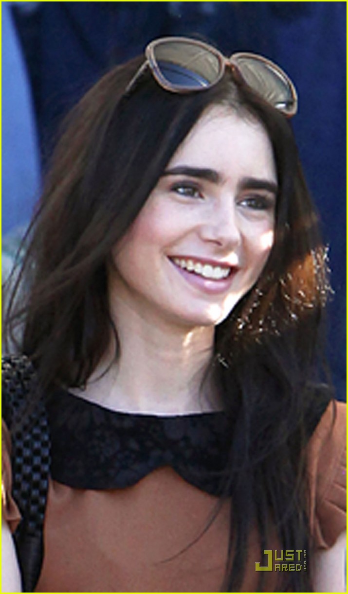 Full Sized Photo of lily collins shopping mom 07 | Lily Collins: Sunday