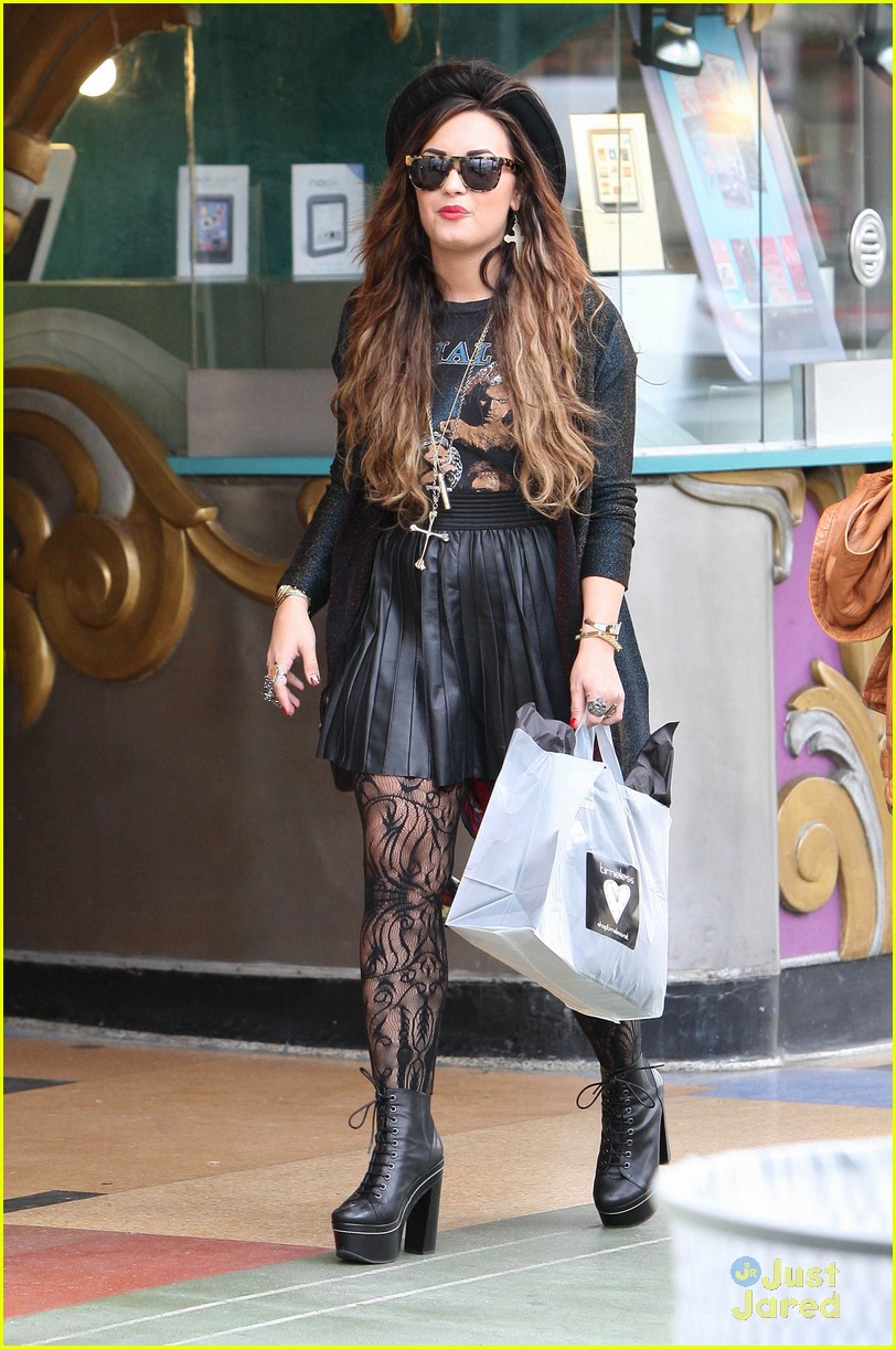 Full Sized Photo of demi lovato shopping urban 03 | Demi Lovato: Urban