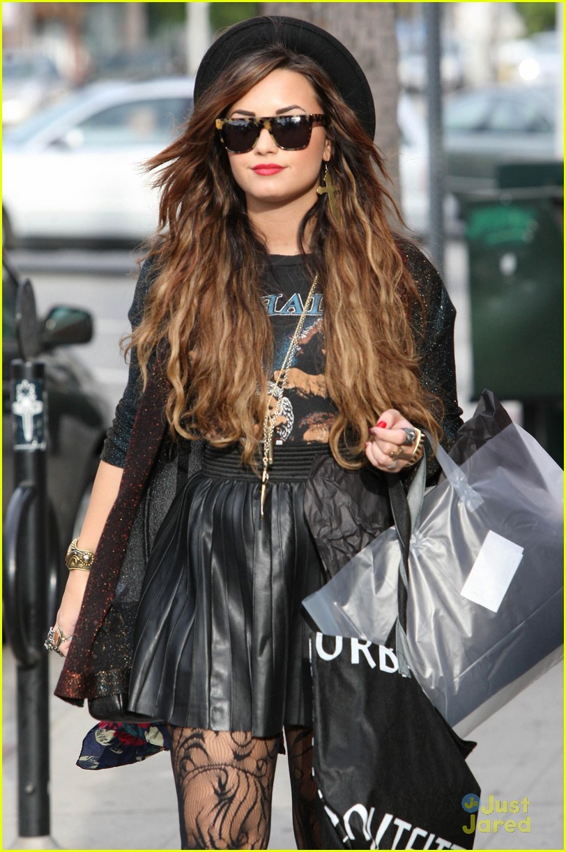 Demi Lovato Out Shopping in Hollywood March 16, 2011 – Star Style