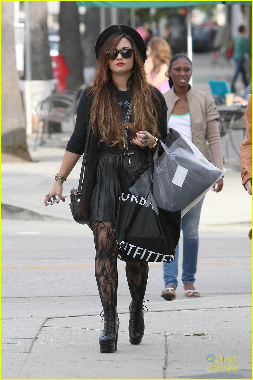 Full Sized Photo of demi lovato shopping urban 10 | Demi Lovato: Urban