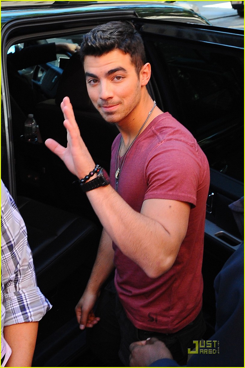 Joe Jonas Photo Fun With Fan! Photo 440977 Photo Gallery Just
