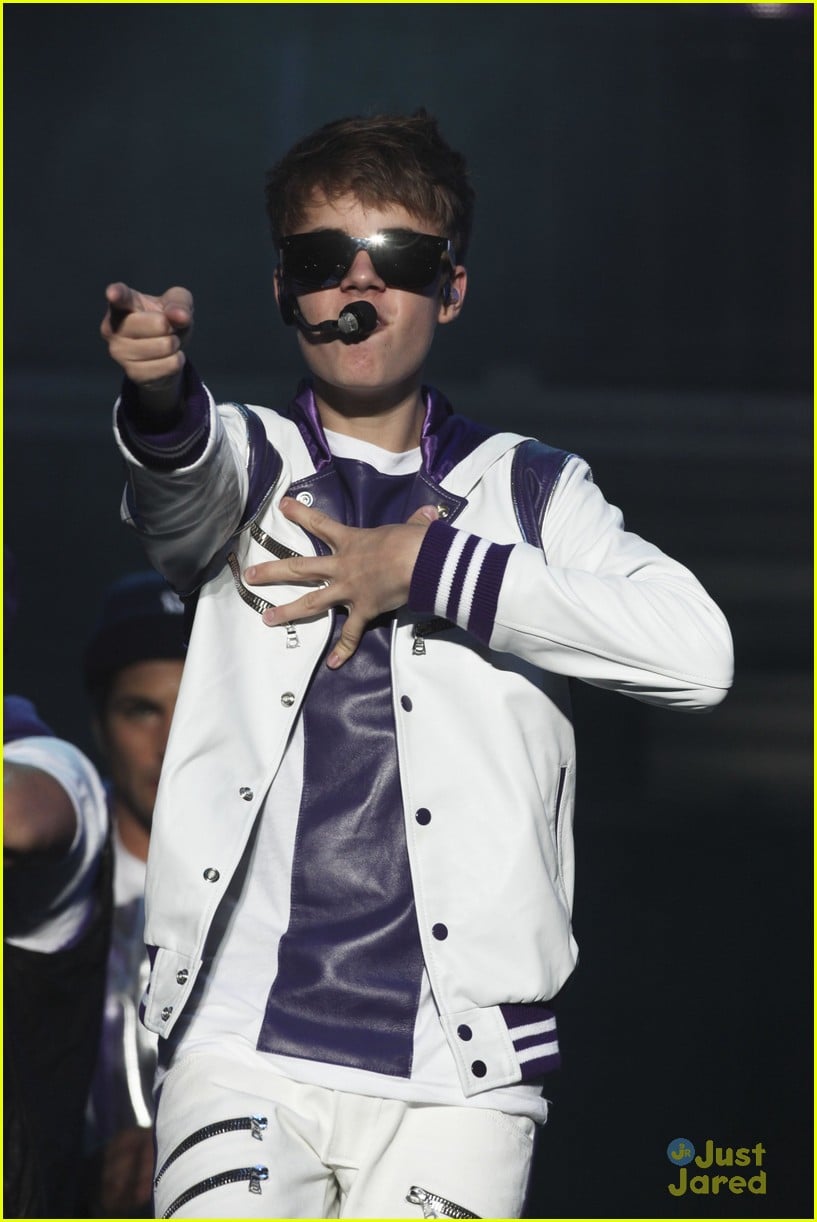 Justin Bieber Meets With The Voice Mexico Contestants Photo 440099