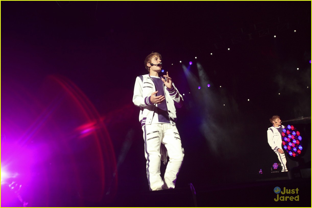 Justin Bieber Meets With The Voice Mexico Contestants Photo 440100