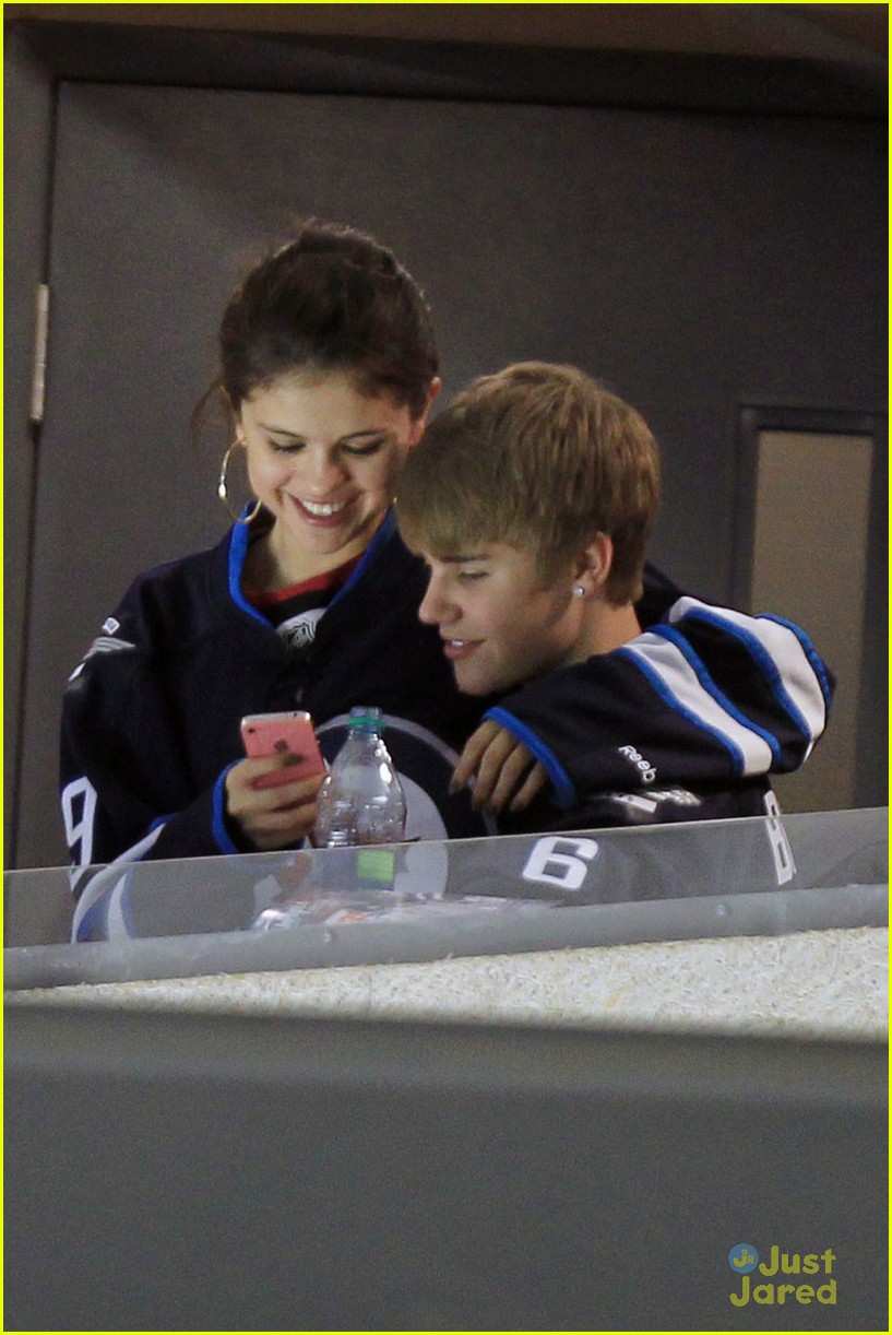 Selena Gomez & Justin Bieber Hockey Honeys Photo 443774 Photo