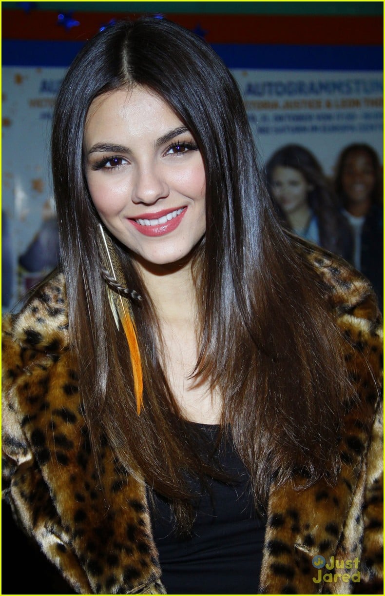 Victoria Justice & Leon Thomas Germany Meet & Greet! Photo 443494