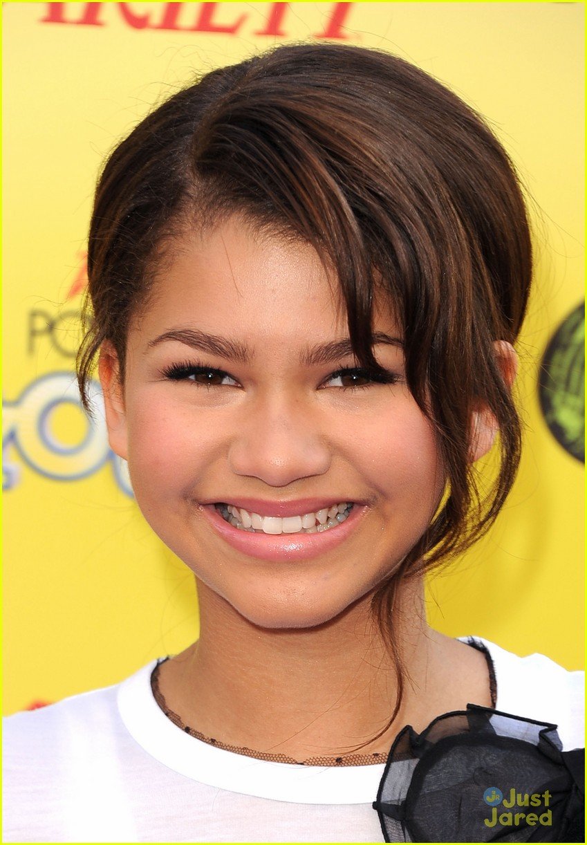 Zendaya Stuffs Backpacks For School | Photo 443786 - Photo Gallery ...