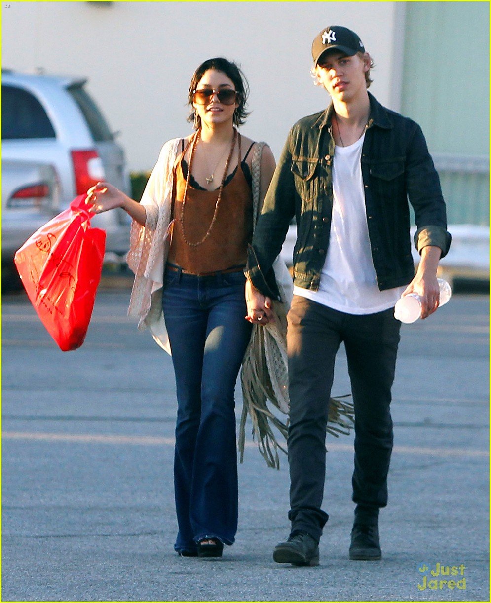 Vanessa Hudgens & Austin Butler: Holding Hands in Venice Beach! | Photo ...