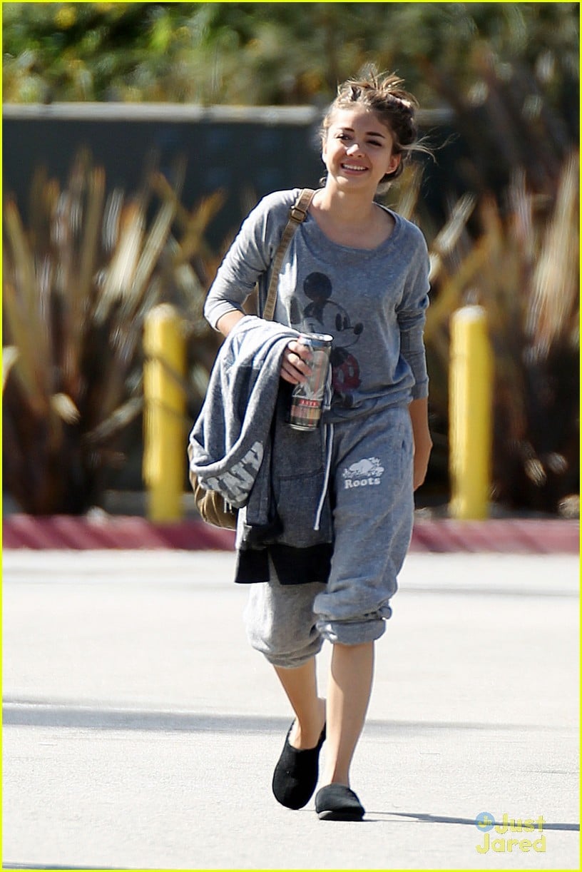 Sarah Hyland Wears Mickey to 'Modern Family' Set | Photo 448171 - Photo ...