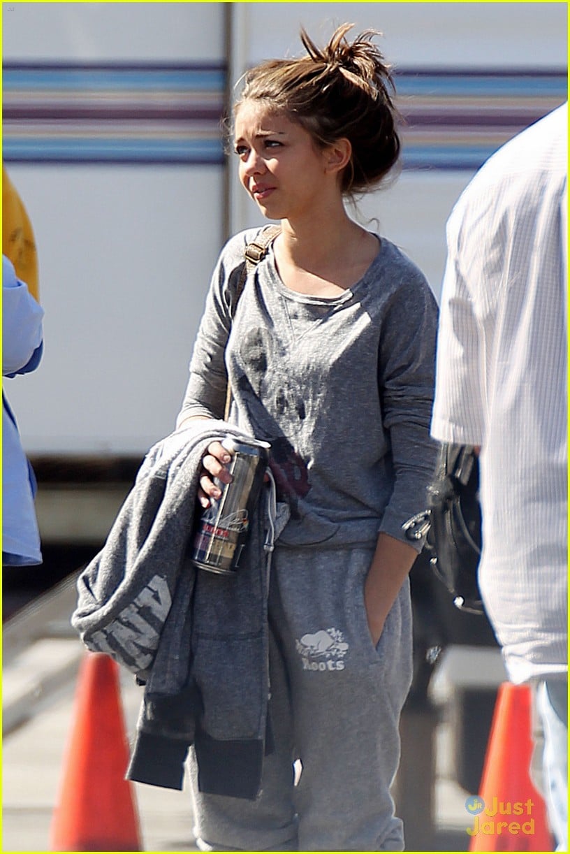 Sarah Hyland Wears Mickey to 'Modern Family' Set | Photo 448174 - Photo ...