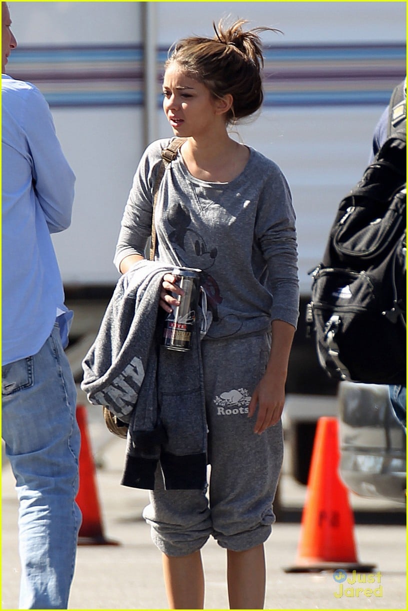 Sarah Hyland Wears Mickey to 'Modern Family' Set | Photo 448178 - Photo ...