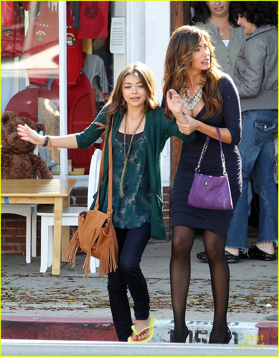 Sarah Hyland Films 'Modern Family' with Sofia Vergara | Photo 446617