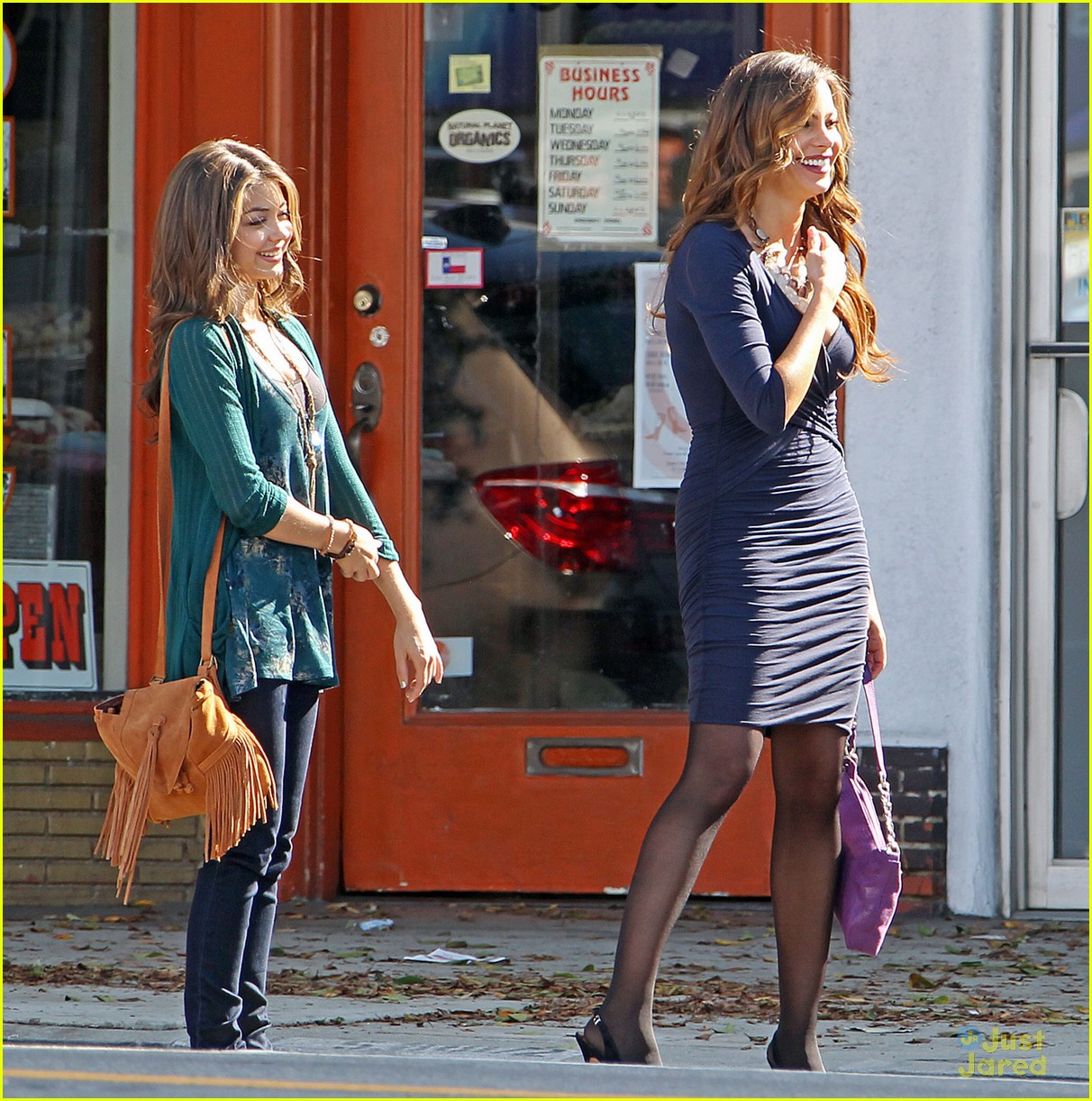 Sarah Hyland Films 'Modern Family' with Sofia Vergara | Photo 446621