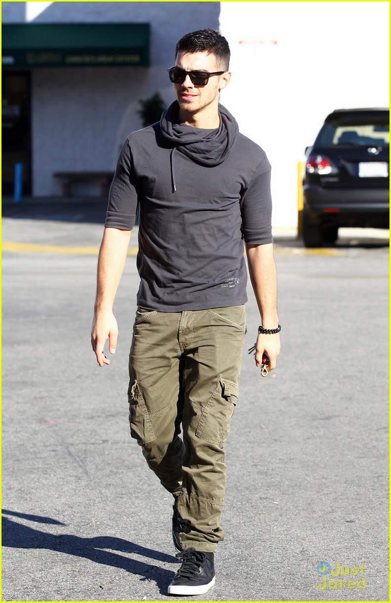 Joe Jonas: Coffee Run! | Photo 446722 - Photo Gallery | Just Jared Jr.