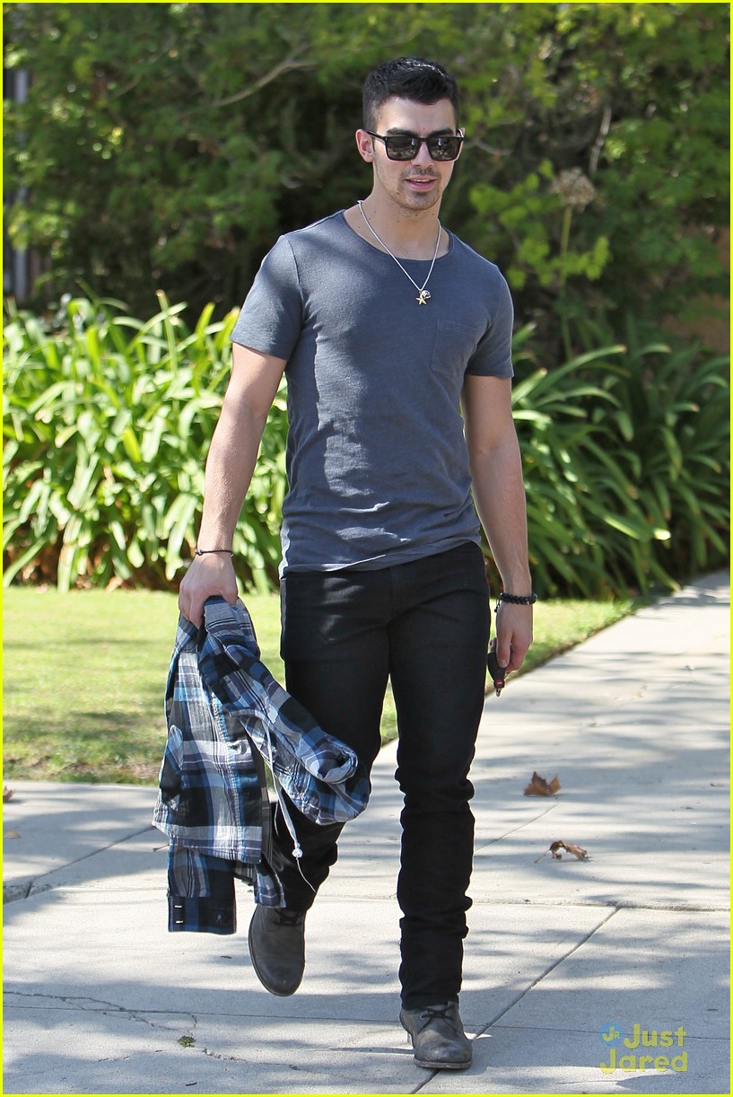 Full Sized Photo of joe jonas kings road 08 Joe Jonas Big One Direction Fan Just Jared Jr.