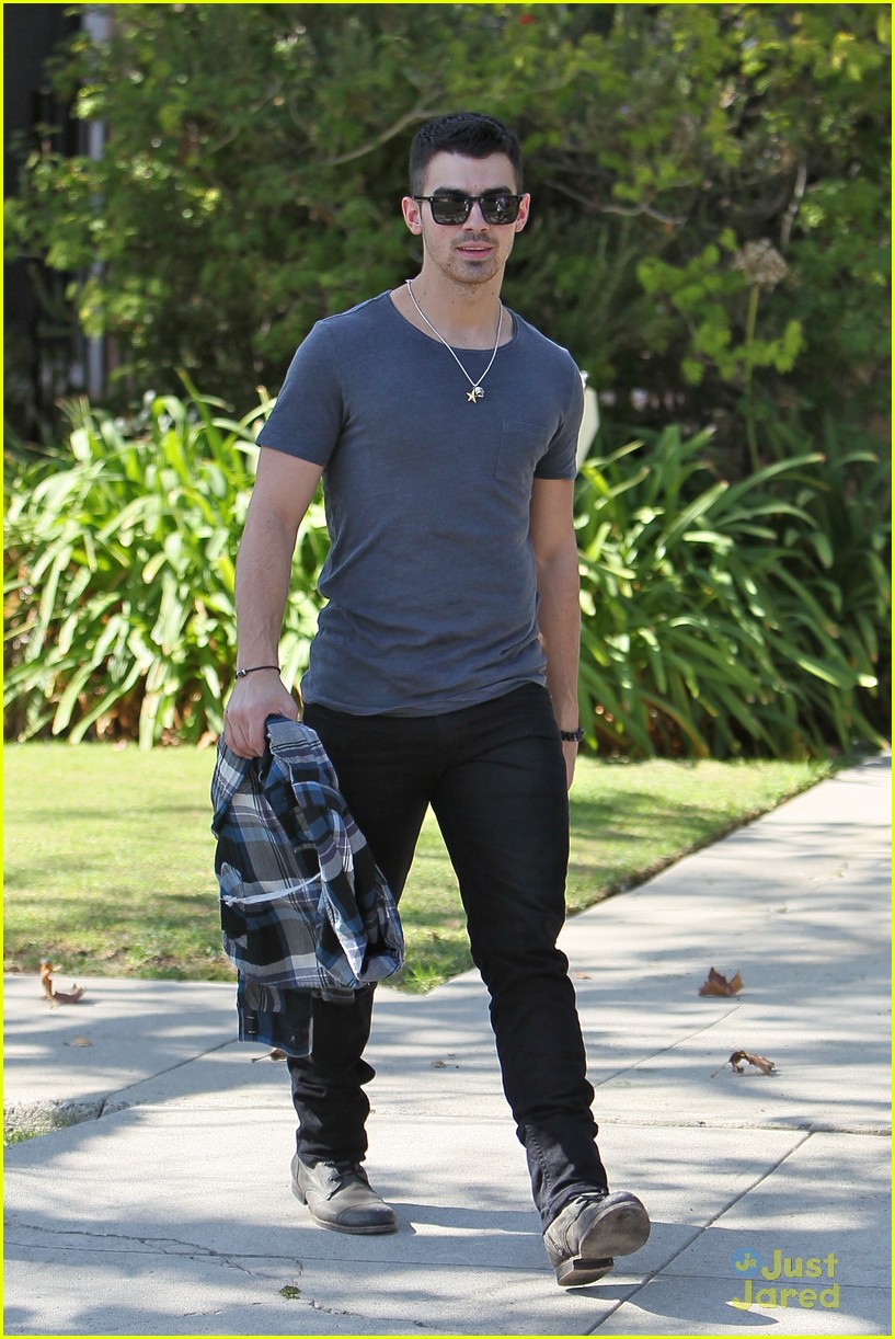 Full Sized Photo of joe jonas kings road 09 Joe Jonas Big One Direction Fan Just Jared Jr.