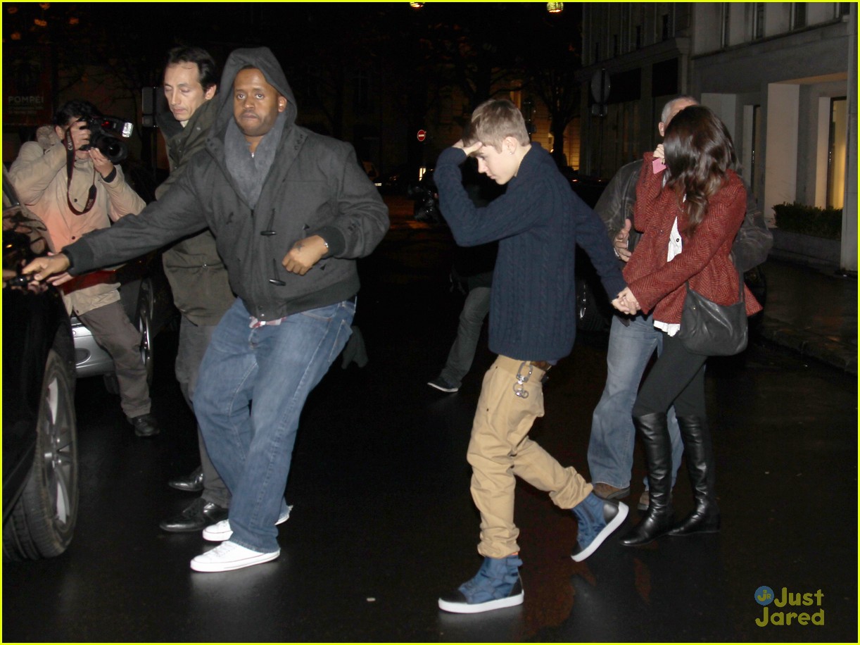 Full Sized Photo of justin bieber selena gomez paris 01 Selena Gomez
